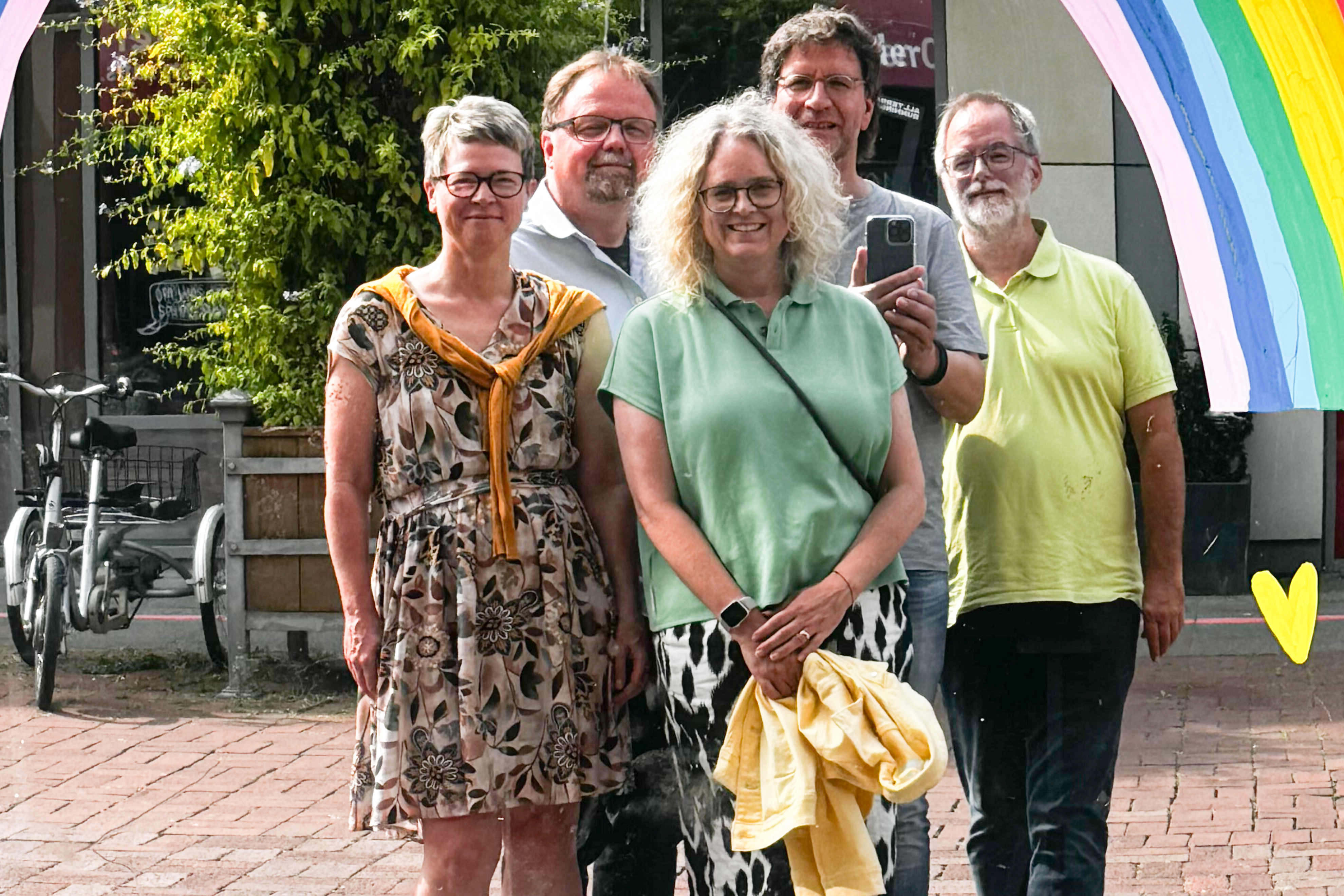 Das Sprecher:innenteam des Netzwerks im September 2024 vor dem Ka-punkt Schaufenster in Hannover